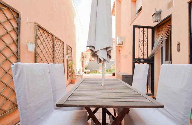 Just 10 minutes from the Alhambra and 25 minutes from Sierra Nevada