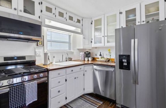 Just Beachy Bungalow Near Lake Ave