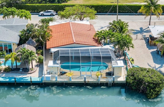 Just Beachy! Private Pool, Dockage, Short Walk to Sombrero Beach