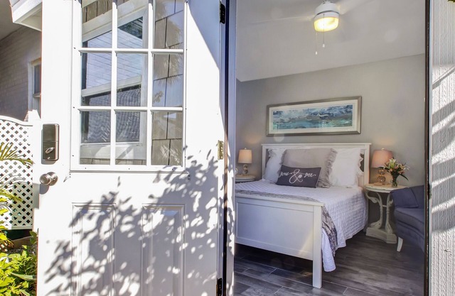 Just Exquisite! Cozy Beach Studio. Enjoy "Tiny House" Living Steps to the Beach!