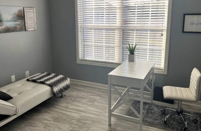 Just like home Stylish 1BR/1Office Suite