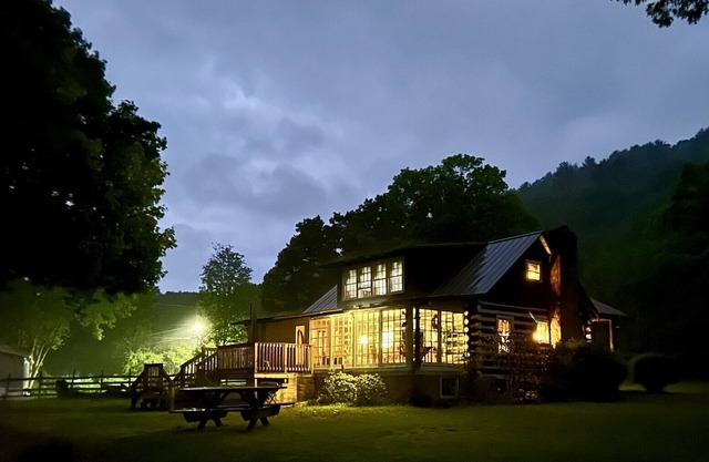 Just off I-77, Beautiful log cabin, antiques/wonderful experience for 2, wifi/TV