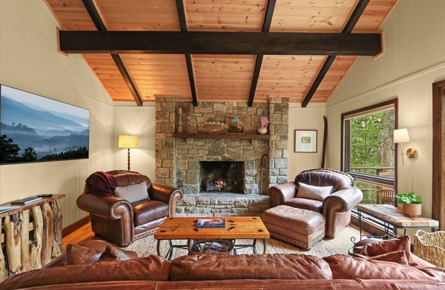 Just renovated cabin with firepit, pool table, 2 porches, & 3 mins to lift