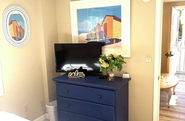 Just Renovated Charming 2 Bedroom Cottage