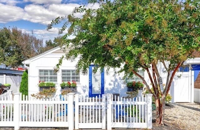 JUST STEPS TO THE BEACH AND DOG FRIENDLY!