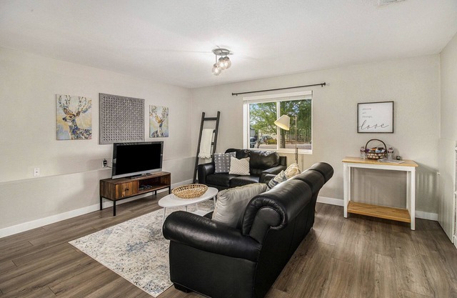 Just Steps to the Rock Hike! Bright, Modern 2 Bedroom