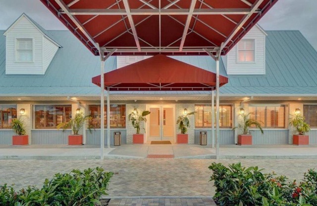 Just What Your Looking For! 2 Comfortable Units, Free Breakfast & Parking, Pool