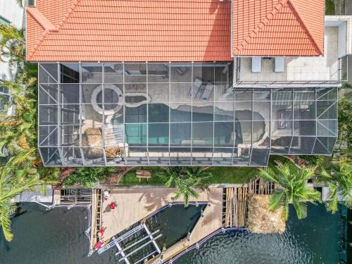 JUST WOW! Experience Luxury! Gulf Access, Pool & Spa, Dock, Tiki- Villa Waterfront Wonderland