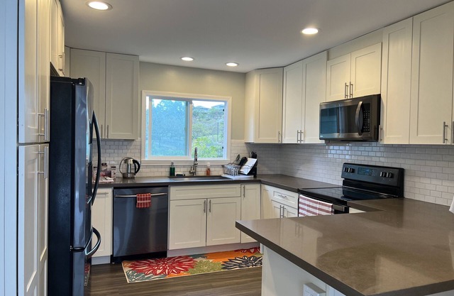 Kailua Cottage 3 bedroom 2 bath with an office room. Minimum 30 consecutive days