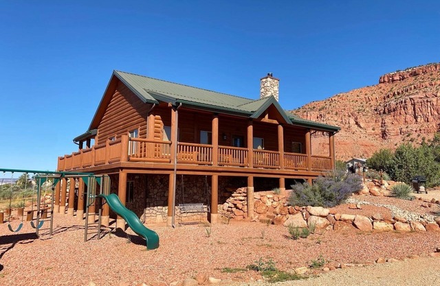 Kanab Family Luxury Log Cabin, Private Hot Tub, Stargazing, Pets OK, Near Bryce