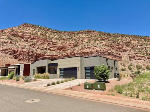 Kanab Oasis Luxury Family Home with Rooftop Deck