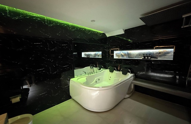 Kandi Posh 2 BR Private Jacuzzi Free Housekeeping 500 Mbps