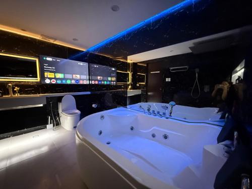 Kandi Suites 2BR with private Jacuzzi 500 Mbps internet