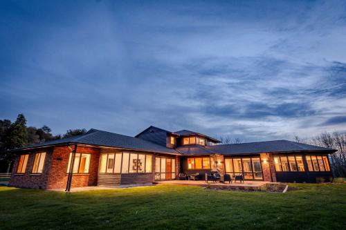 Karapiti Lodge - Stunning Rural Getaway