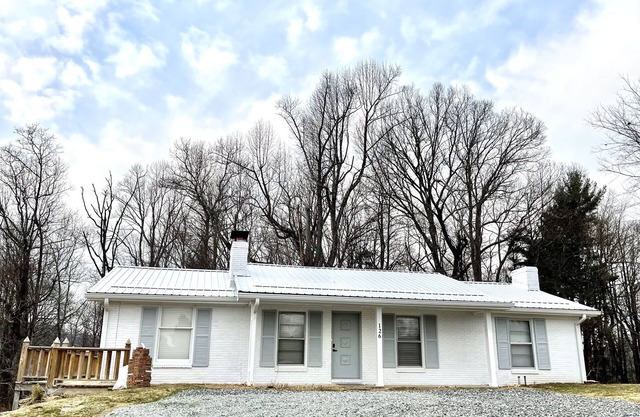 Kathleen's Cottage: Mountaintop home w/2 Fireplaces, Rec Room, & Views!