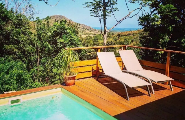 Kay pirina: romantic lodge with pool and sea view