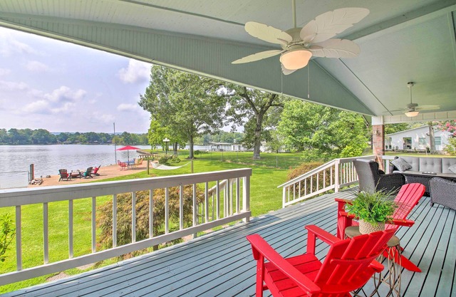 Kayaks & Dock: Lakefront Hot Springs Hideaway