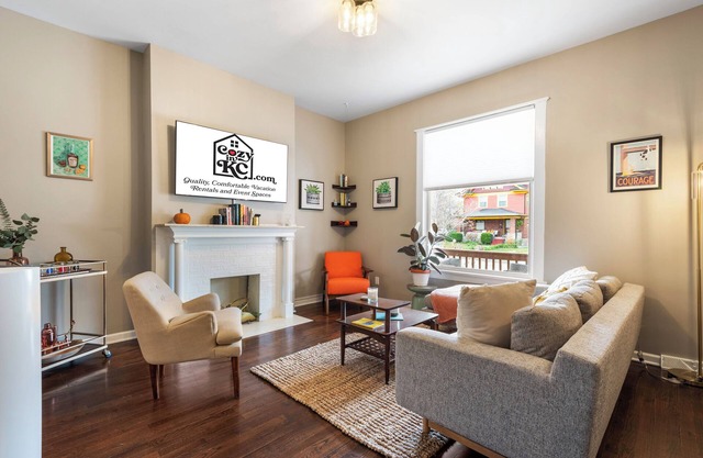 KC Explorer - Walkable 39th St. Bungalow + Parking!