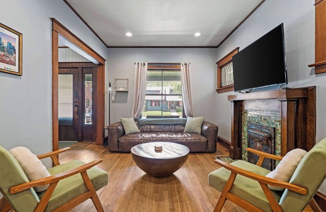 KC Nest - Mins from Plaza + Streetcar + Parking!