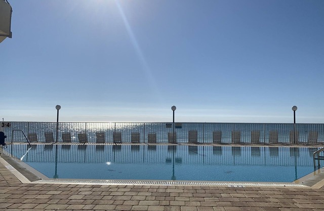 KE Arrive any day, pool on beach, full Kitchen, W/D, Parking, Docks, balcony,