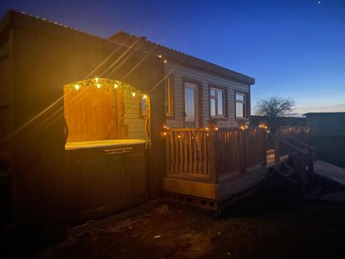 Keepers Shepherd hut with Hot Tub