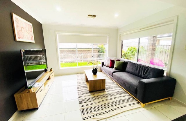 Kellyville 5Br-Closed to Shops, Parks and School