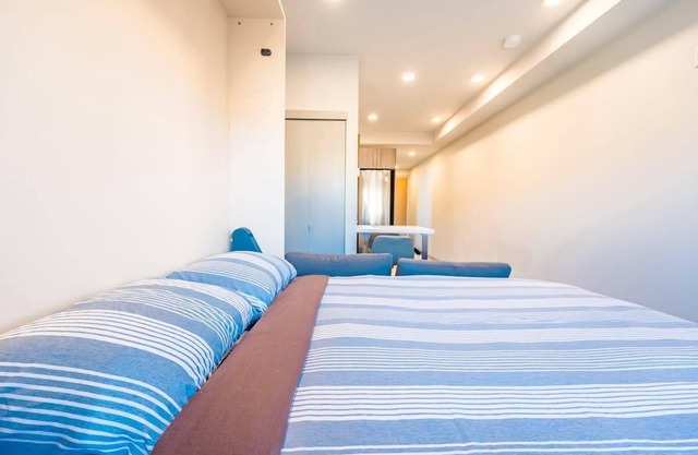 Kelowna Studio Near Restaurants and Grocery