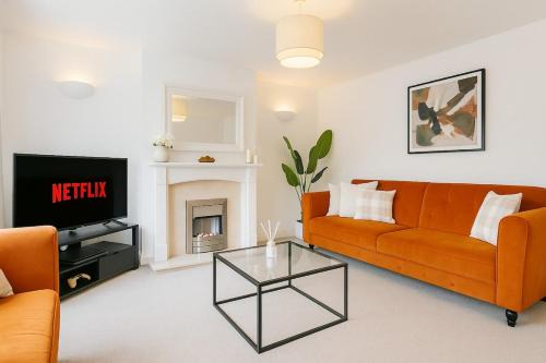 Kempston Home Sleeps 7-9 Long Stays Parking