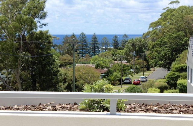 Kendalls Beach, walk to beach, restaurants , shops, ocean walk tracks , train.