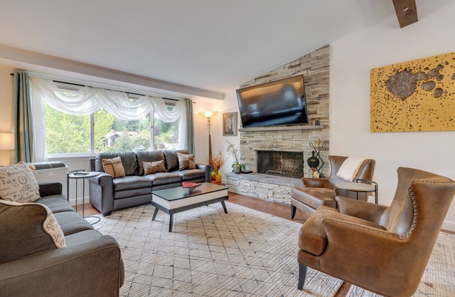 Kenmore Retreat w/Shared Hot Tub - 1 Mi to Lake!