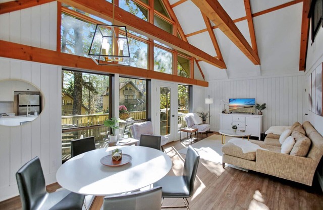 Keowee Key Condo Modern Meets Cozy Private Golf Lake Tennis Community