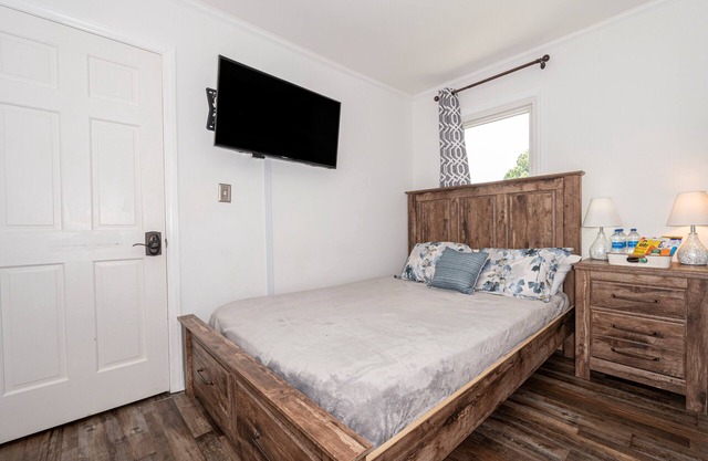 Kernersville Sleeps 16+ w/Hot Tub Arcade King Bed