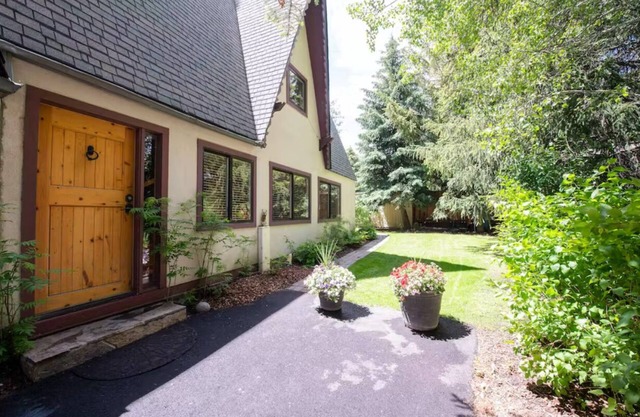 Ketchum Cottage- Pet Friendly, Private Hot Tub, Walk to Downtown