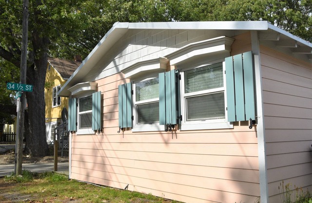 KEY WEST INSPIRED STUDIO W/VAULTED CIELINGS. SHORT WALK TO THE BEACH!
