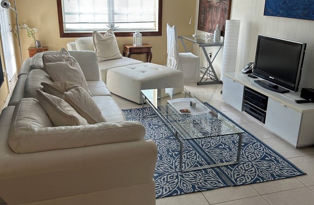 Keybiscayne Charmer half a block from private Beach, Restaurants and Boutiques!