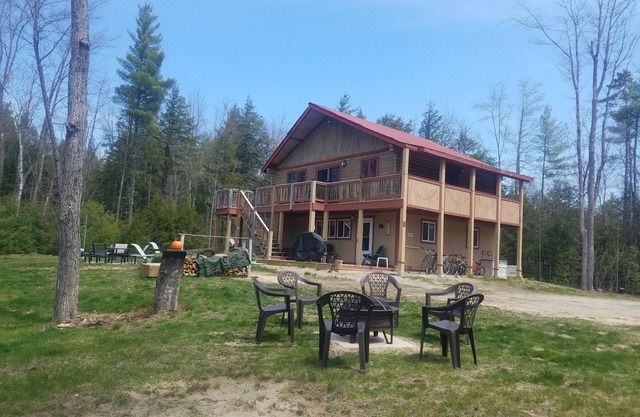 KEZAR LK, sleeps 10. Dogs w/fee,8.6 ml Pleasant Ski, 1ml Golf/beachs/trail acnn