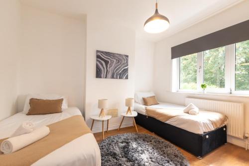 KGV Stays - Serenity House 3 bedroom near to the hospital with parking