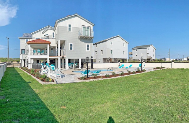 KH3964- Spectacular Home! 6 BRs, Pool Table, Gym, Private Pool, Views!