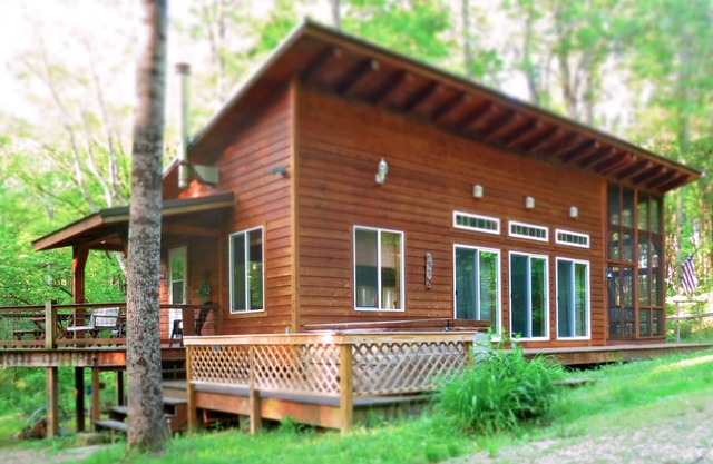 Kick Back Cabin - The Original - Hot Tub and Walking Trails