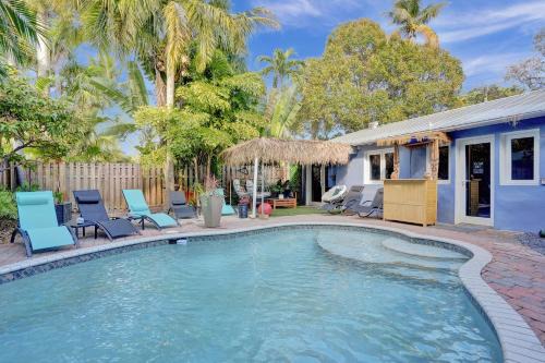 Kiki Grand Suite - Men's Clothing optional Guest Houses