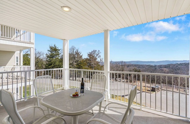 Kimberling City Condo w Lake Access-Free Attraction Tickets-Cmty Outdoor Pool-Mini Golf