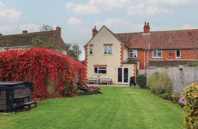 KING ARTHUR'S REST, pet friendly, with hot tub in Queen Camel