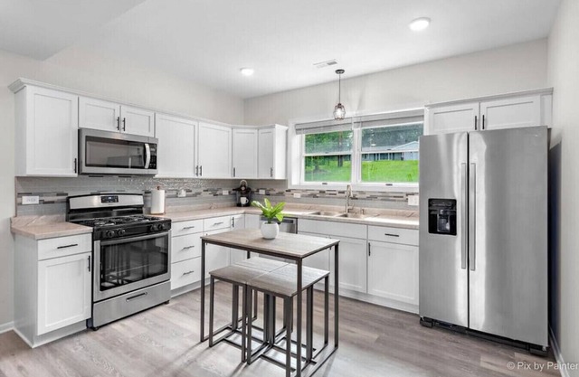 KING bed | Crystal Lake | McHenry | Cary | COZY