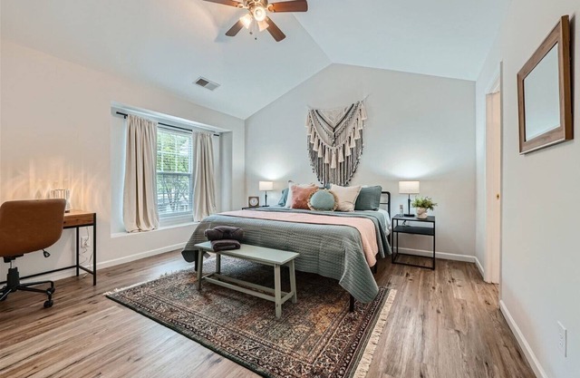 King Bed-Family Friendly Townhome in University Area