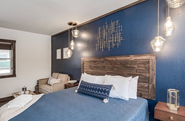 King Bed | Free Parking | Walk to Philanders