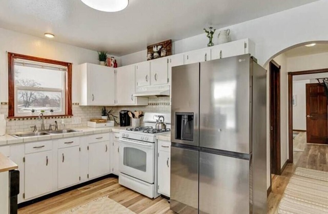 King Bed, Full Kitchen, Central Location!