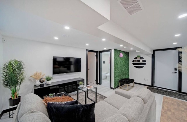 King Bed/Large Bathtub/Selfie Wall/Laundry