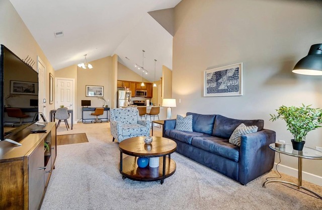 *King Bed*Top Floor*Washer+Dryer*Balcony*WiFi*