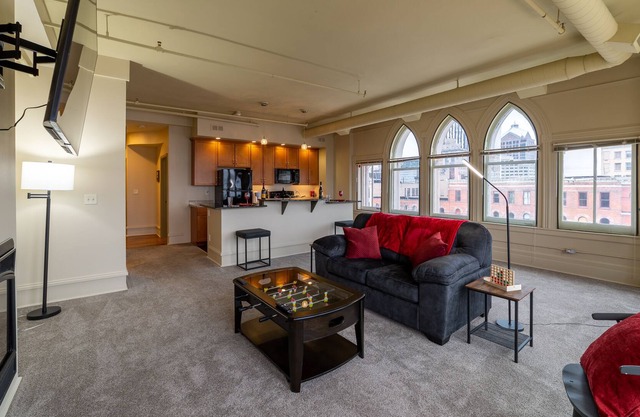 King bed w/ Panoramic Views of DT!