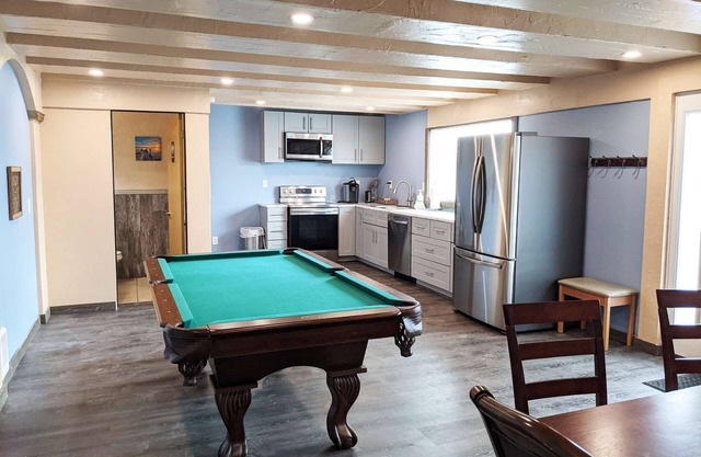 King Beds, Full Kitchen, Private Pool Table, 8 min walk to Beach, Pet Friendly